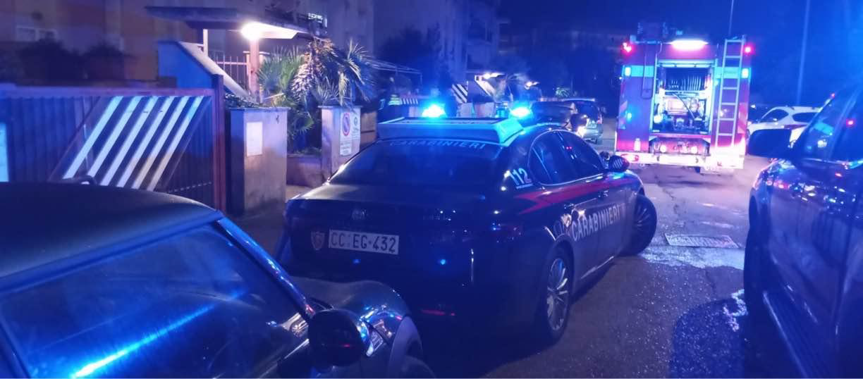 Fiamme nei cassonetti dei rifiuti in un parcheggio di Terracina