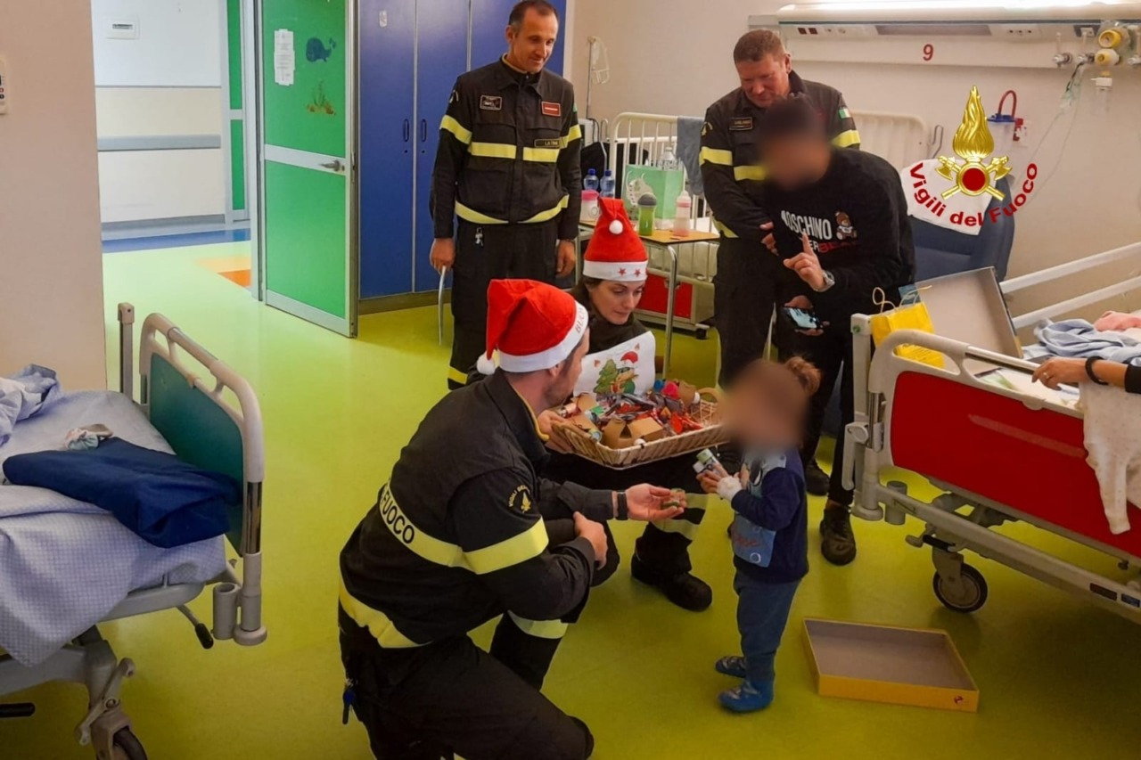 I Vigili del Fuoco portano regali ai bambini dell’ospedale “Goretti”