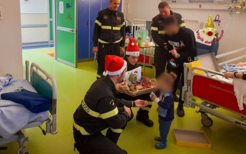 I Vigili del Fuoco portano regali ai bambini dell’ospedale “Goretti”