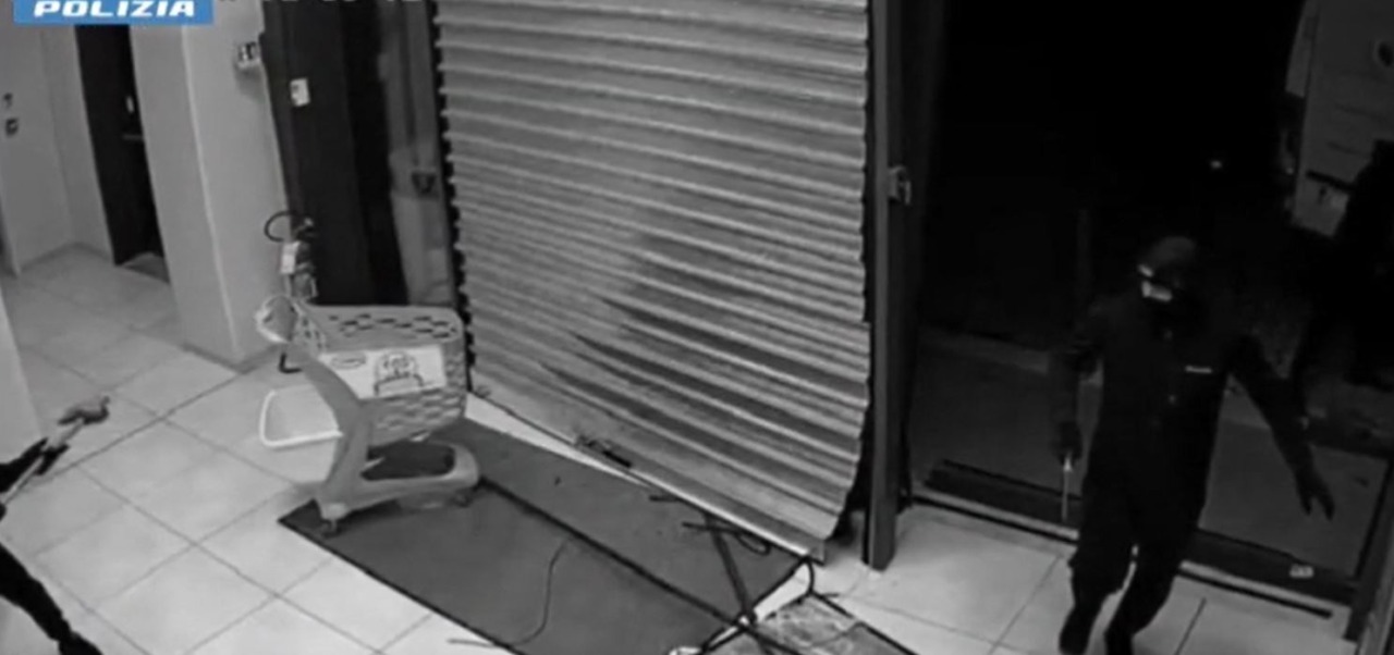 Identificata banda di ladri specializzati in furti con spaccata: quattro denunce