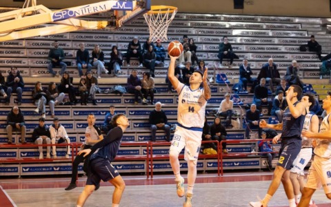 La Benacquista Latina batte Loreto Pesaro 91-80 e conquista un’altra vittoria