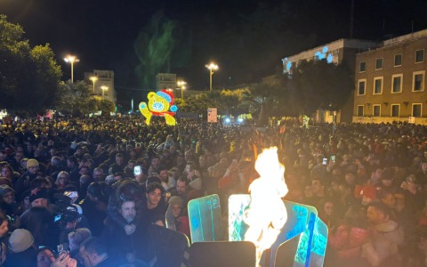 La fiamma olimpica giunge a Sabaudia: tremila persone in festa