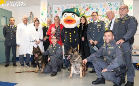 La Guardia di Finanza in visita ai giovani pazienti dell’ospedale Goretti