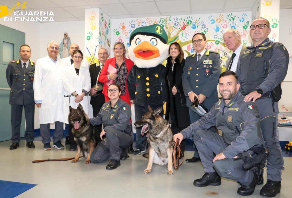La Guardia di Finanza in visita ai giovani pazienti dell’ospedale Goretti
