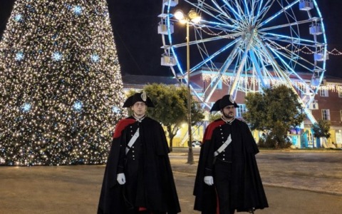 Militari dell’Arma dei Carabinieri in centro a Latina durante le festività