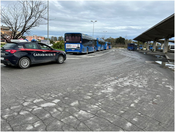 Minacce e insulti ai militari sul bus: arrestato un giovane