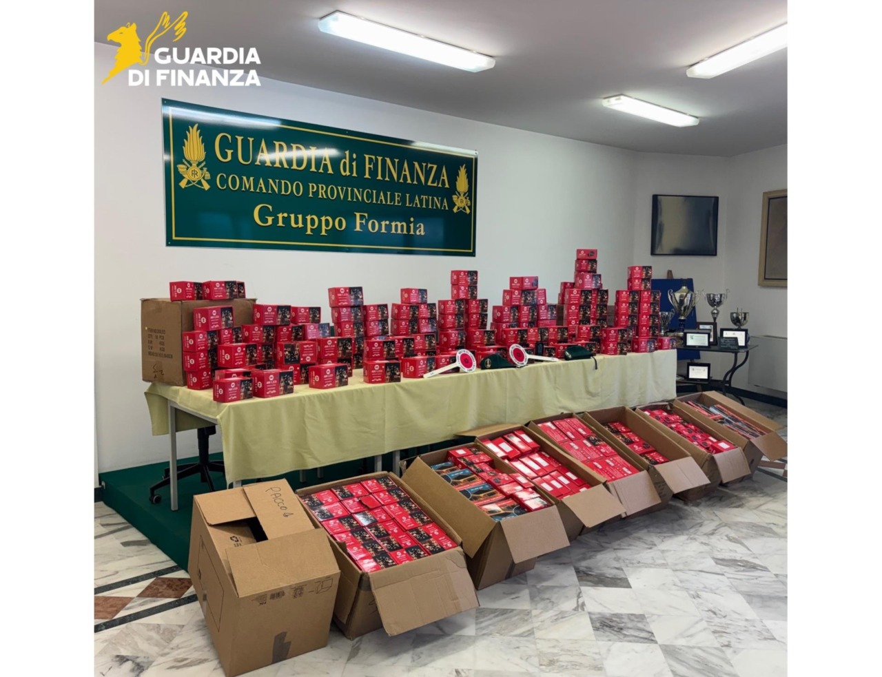 Sequestrati oltre 140.000 articoli natalizi non conformi in due empori