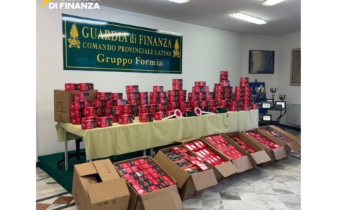Sequestrati oltre 140.000 articoli natalizi non conformi in due empori