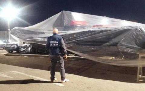 Sequestrato un gommone del valore di 200 mila euro dalla Guardia Costiera