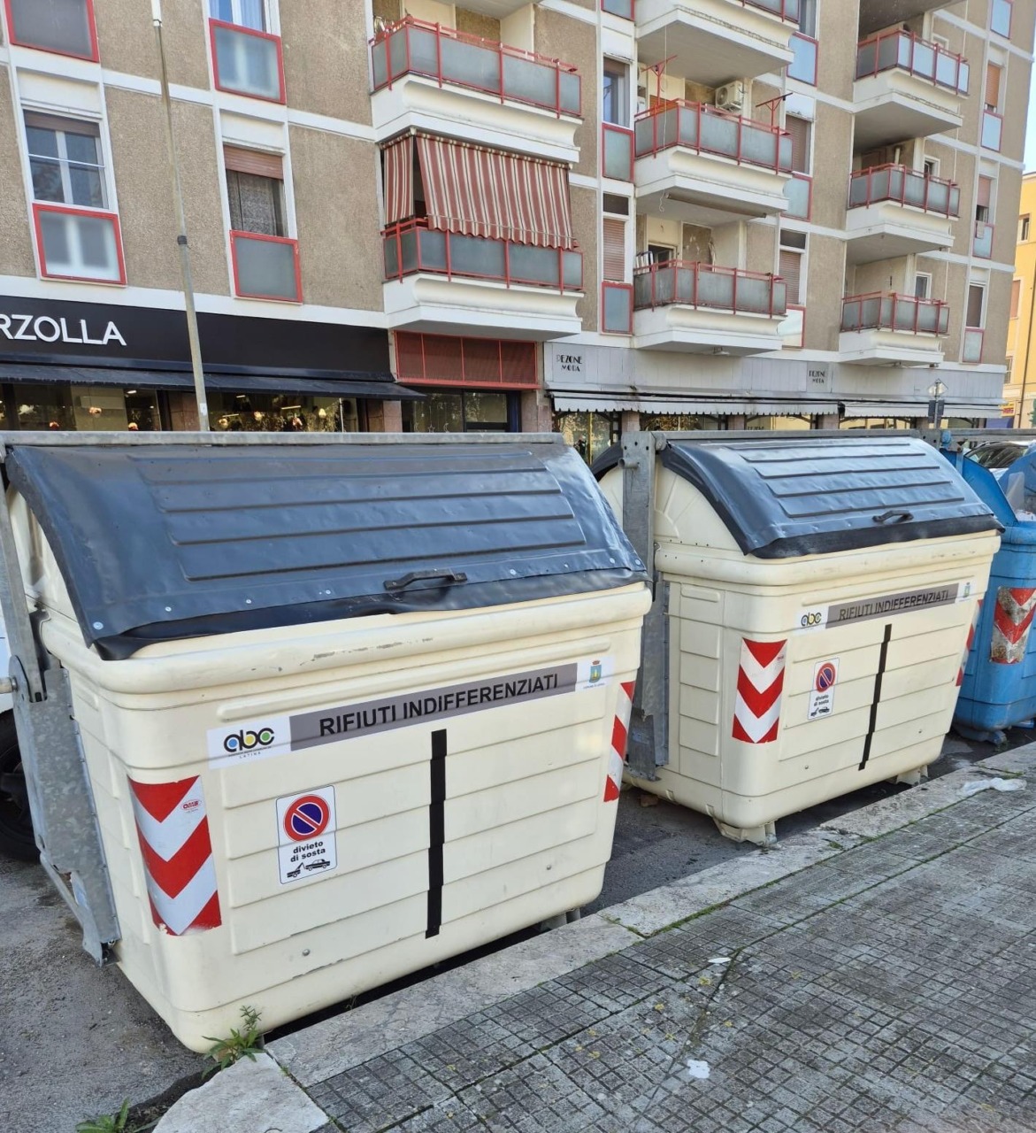 Sostituzione di ottanta cassonetti stradali nel centro città per migliorare la raccolta rifiuti