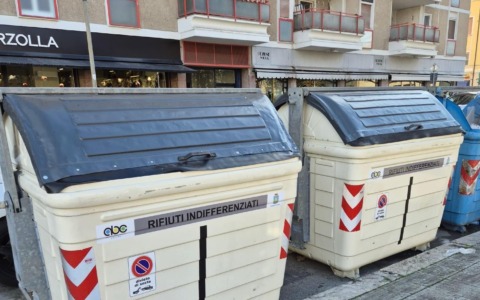 Sostituzione di ottanta cassonetti stradali nel centro città per migliorare la raccolta rifiuti