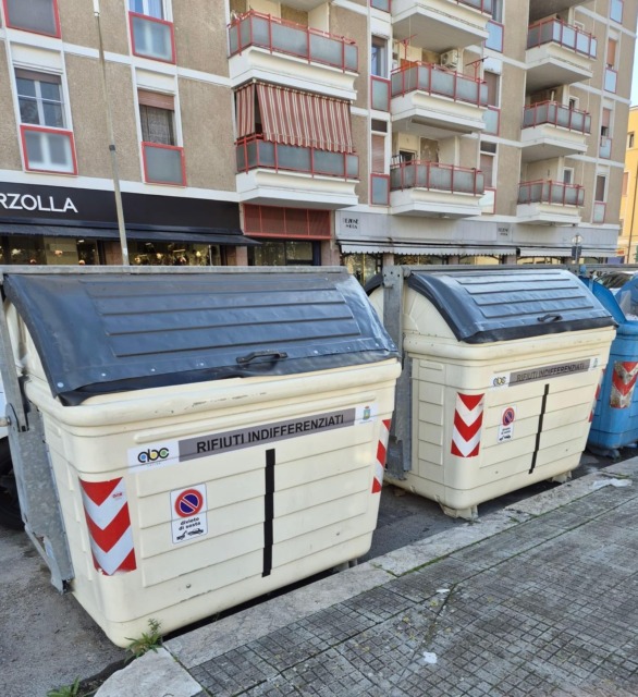 Sostituzione di ottanta cassonetti stradali nel centro città per migliorare la raccolta rifiuti