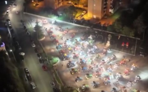 Trattori in piazza per celebrare Massimo e Alessandro con un albero di Natale