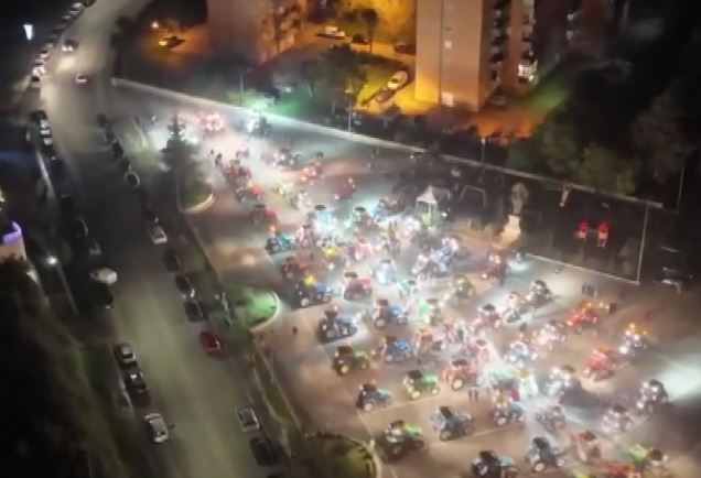 Trattori in piazza per celebrare Massimo e Alessandro con un albero di Natale