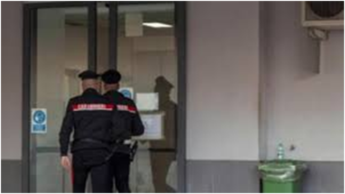 Un 62enne danneggia la porta del pronto soccorso per l’attesa