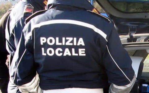 Un Tir esce di strada sulla Cisternense