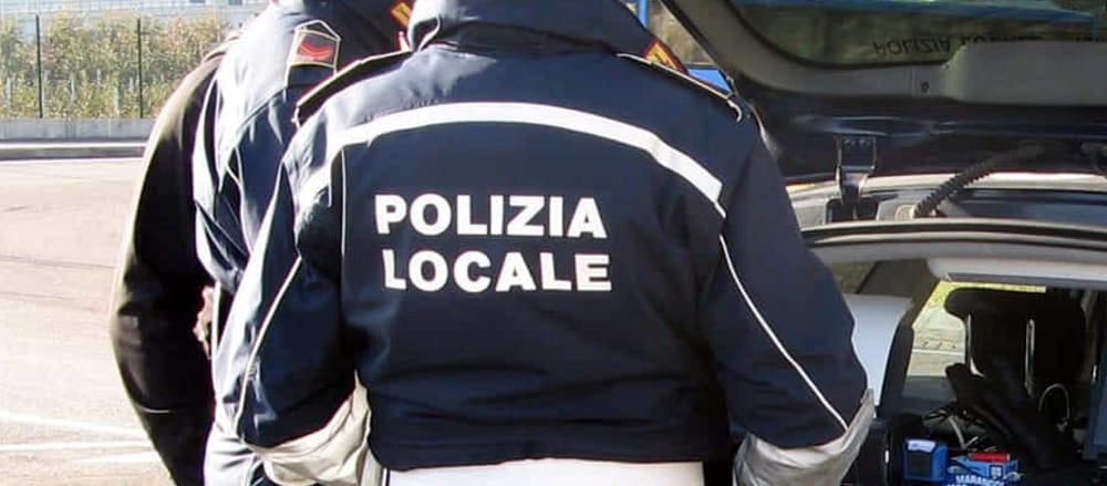 Un Tir esce di strada sulla Cisternense