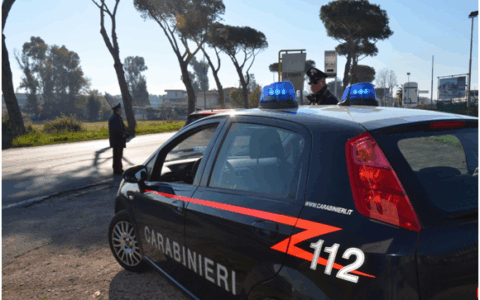 Un uomo di 63 anni arrestato per minacce e possesso di armi