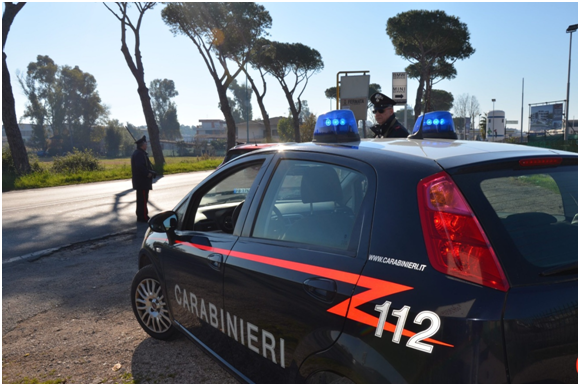 Un uomo di 63 anni arrestato per minacce e possesso di armi