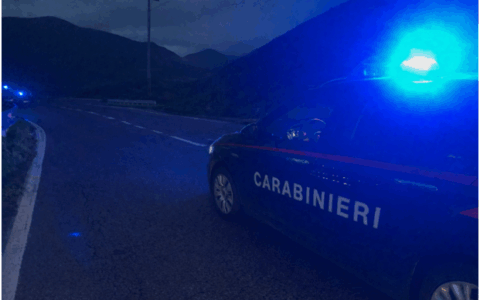 Un uomo si getta nel canale, salvato dai Carabinieri
