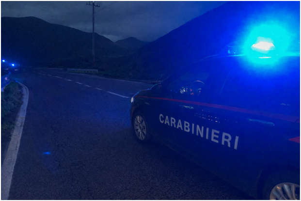 Un uomo si getta nel canale, salvato dai Carabinieri