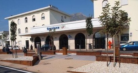 Aggressione con accoltellamento, divieto di accesso alla stazione per l’autrice del reato