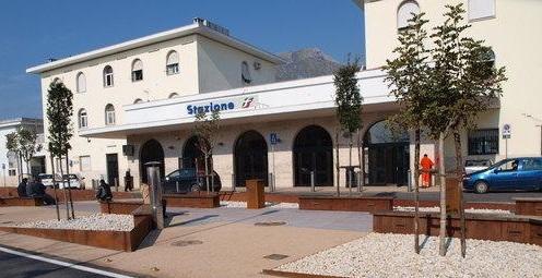 Aggressione con accoltellamento, divieto di accesso alla stazione per l’autrice del reato