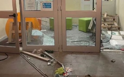 Atti vandalici in tre scuole di Minturno: danni ingenti e computer rubati