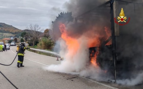 Camion in fiamme sulla provinciale per Lenola a Fondi