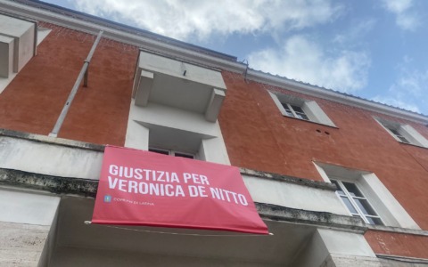 Cinque anni dalla scomparsa di Veronica De Nitto, Latina onora la sua memoria con uno striscione