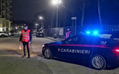 Colpi di pistola contro un’abitazione in via Capuana: avviate le indagini dei Carabinieri