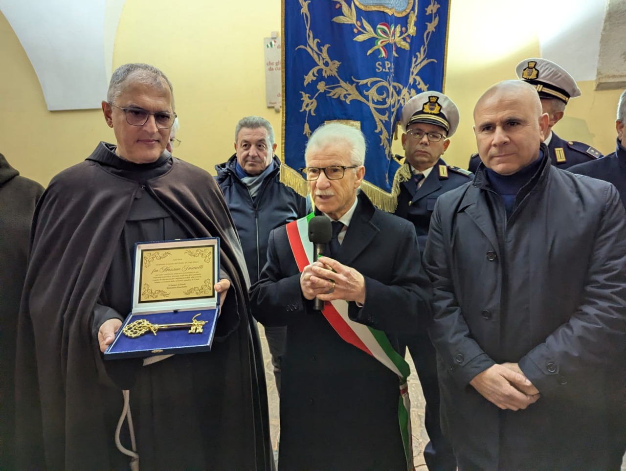 Consegna delle chiavi della città a Fra Massimo Fusarelli durante le celebrazioni di S. Francesco