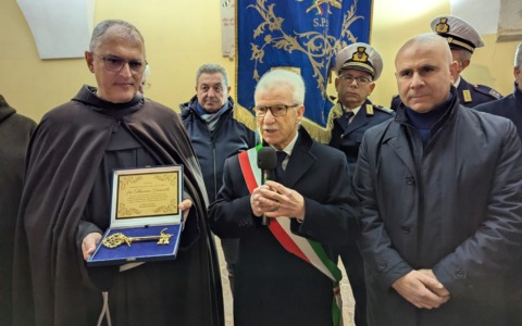 Consegna delle chiavi della città a Fra Massimo Fusarelli durante le celebrazioni di S. Francesco