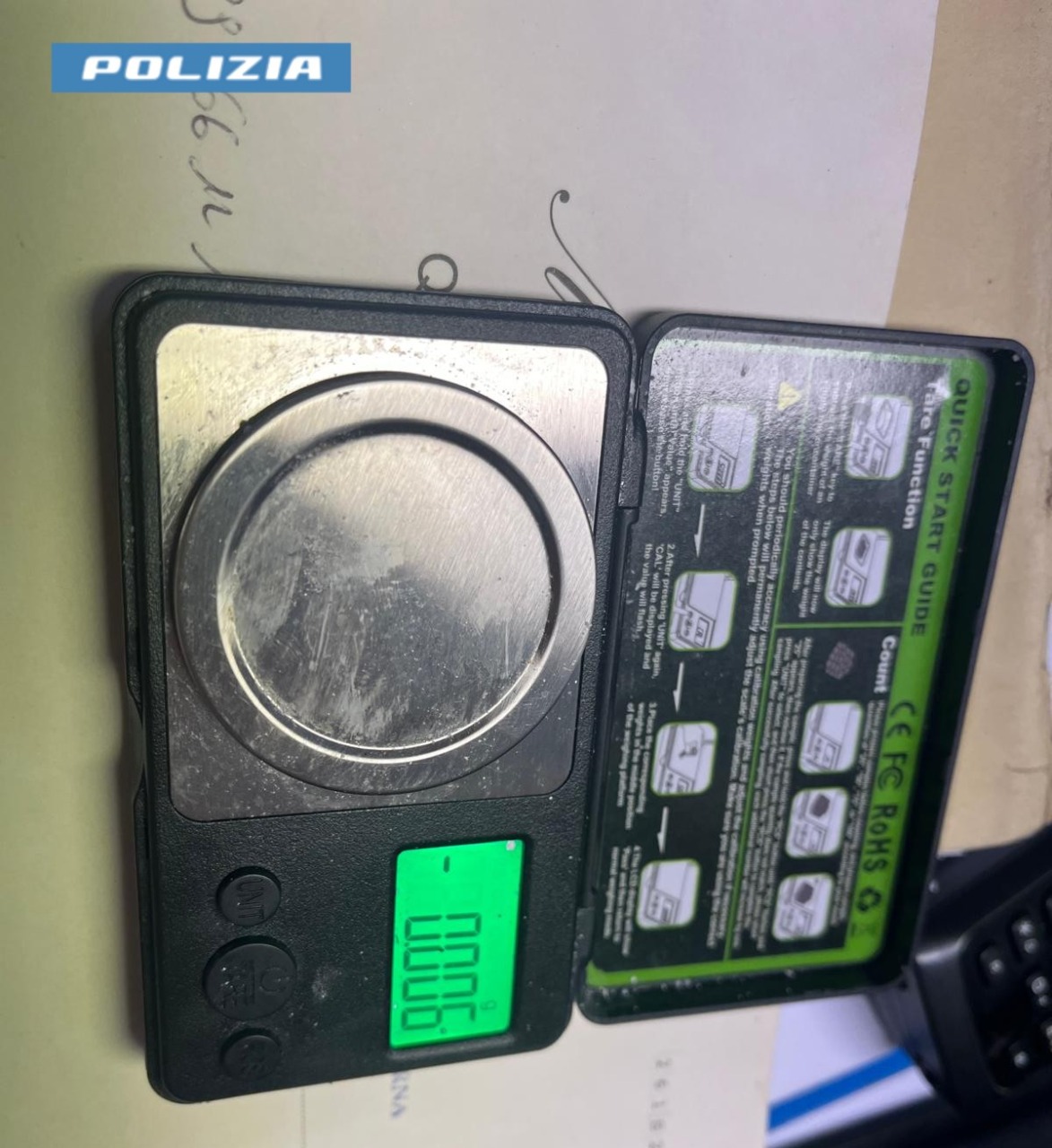 Coppia arrestata per possesso di droga e materiale per confezionamento