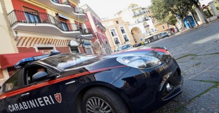 Denunciato un 36enne per profumi contraffatti e hashish