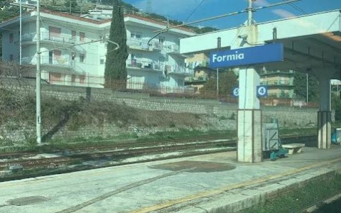 Donna aggredisce poliziotti, scatta il divieto di accesso alle aree urbane