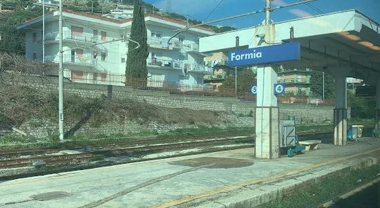 Donna aggredisce poliziotti, scatta il divieto di accesso alle aree urbane