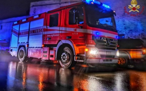 Due auto distrutte da un incendio presso un autonoleggio