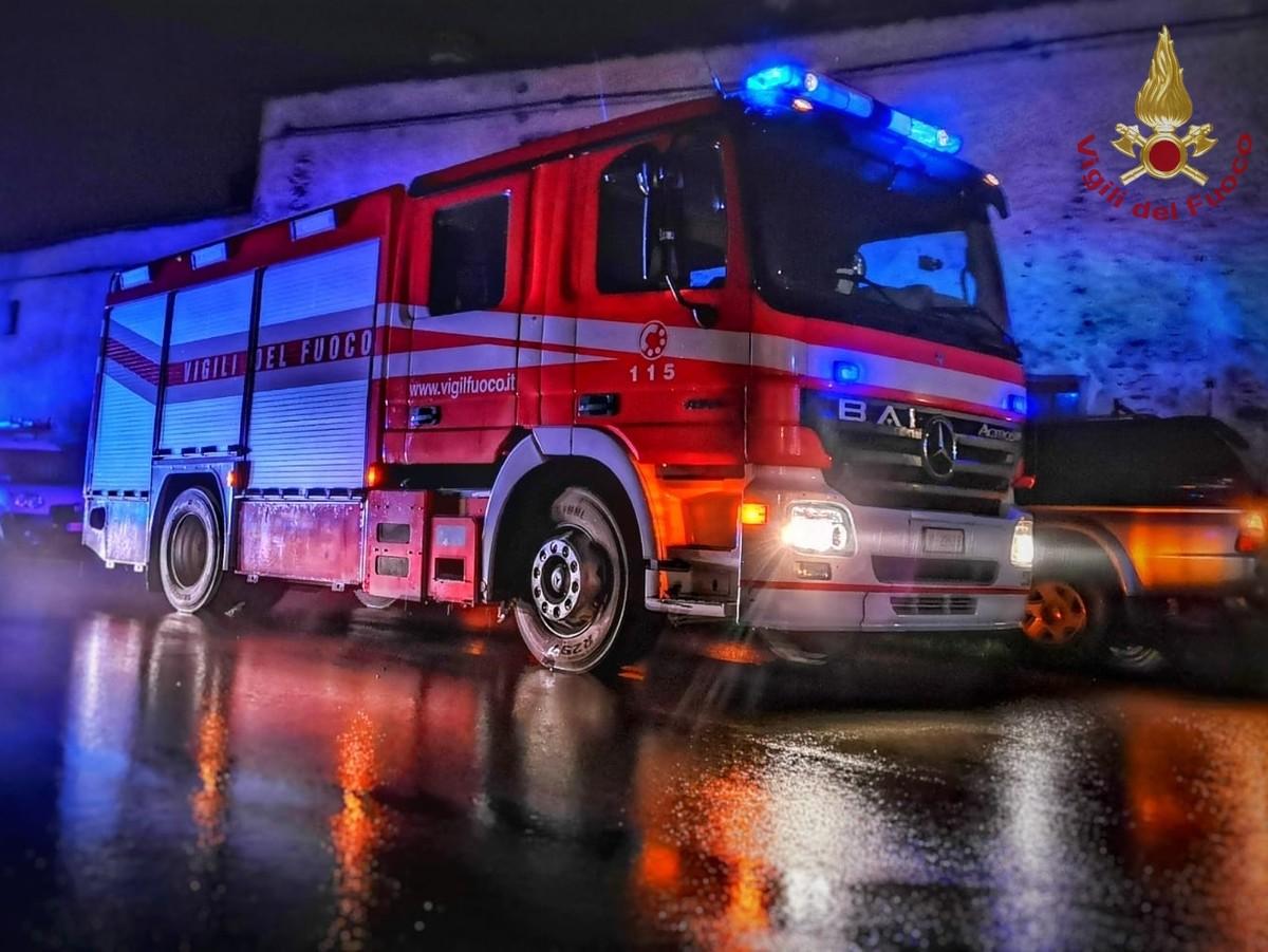 Due auto distrutte da un incendio presso un autonoleggio