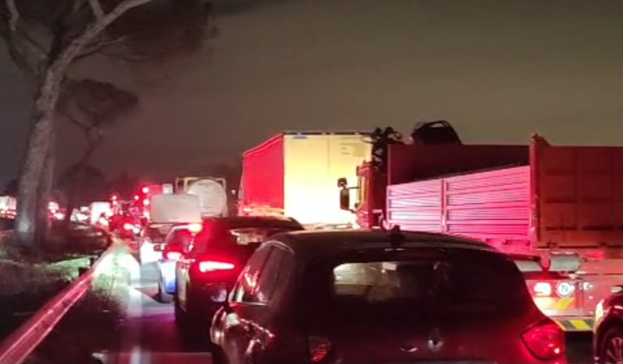 Furgone ribaltato sulla Pontina provoca ingorgo al traffico