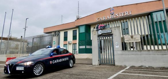 Furto in negozio e aggressione al proprietario: un arresto