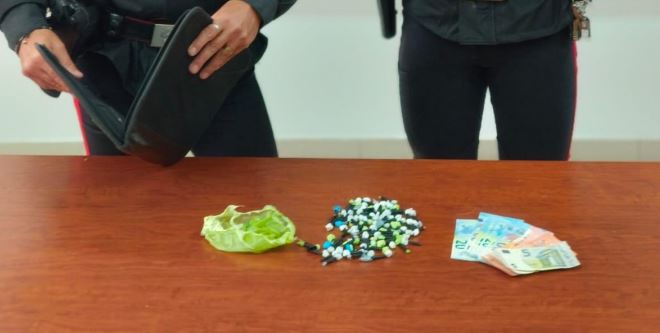 Giovane di 21 anni arrestato con 81 dosi di cocaina