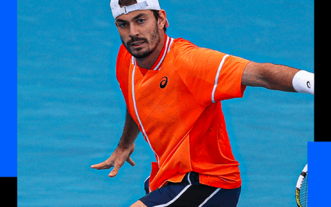 Giulio Zeppieri vicino al tabellone degli Australian Open