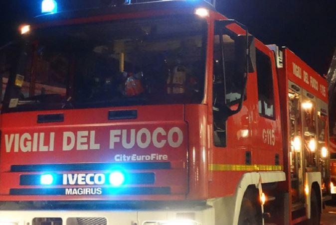 Incendio nel sottotetto di un’abitazione: residenti in allerta