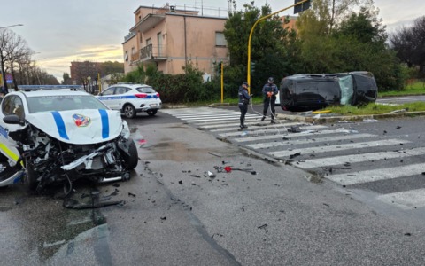 Incidente all’incrocio con la polizia locale: feriti tra agenti e conducente