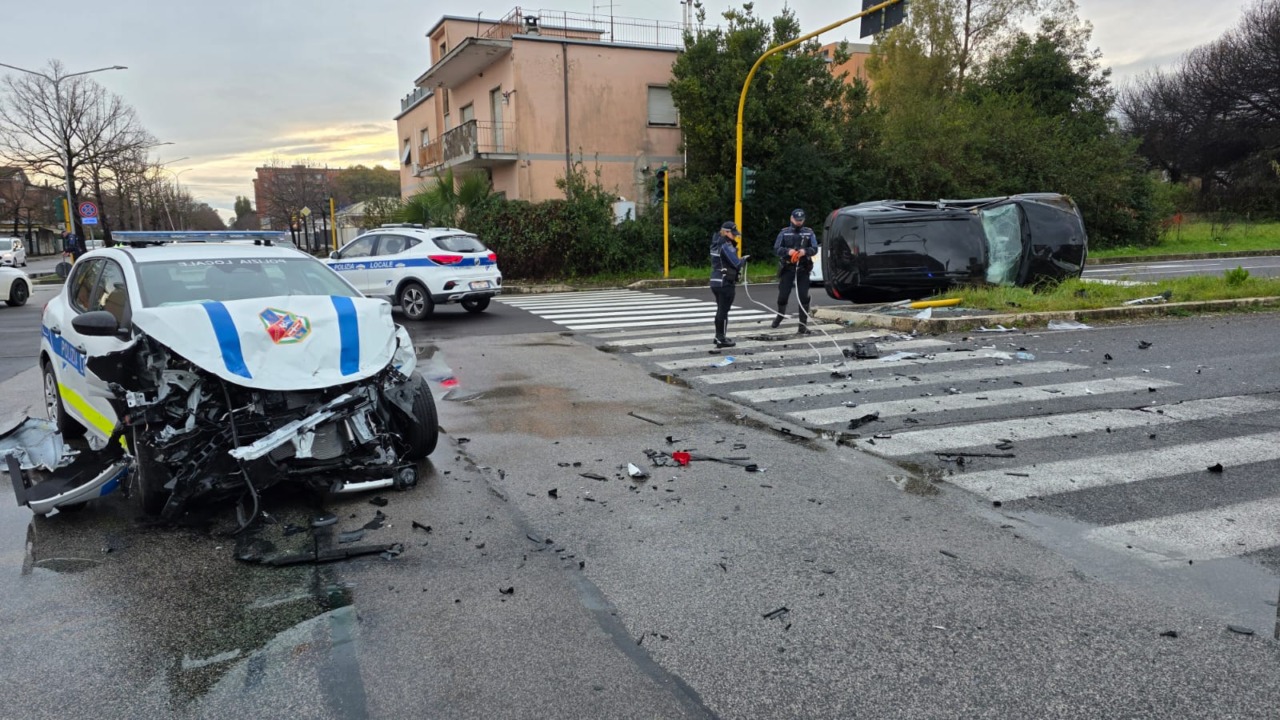 Incidente grave a Latina, coinvolta pattuglia della polizia locale