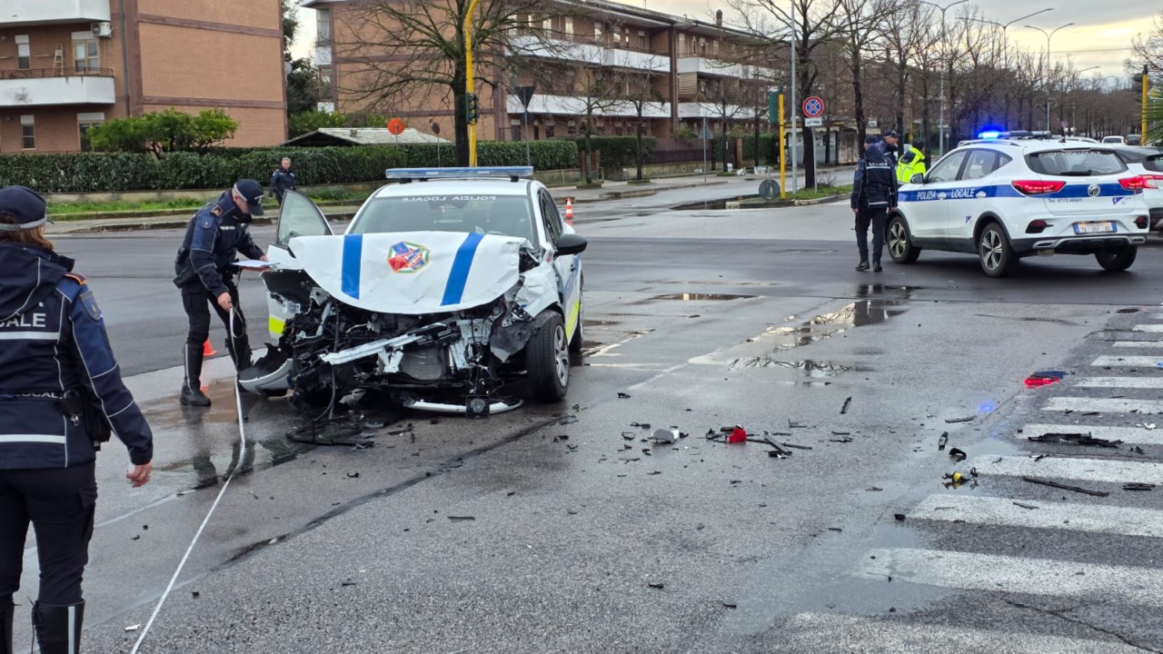 Incidente in viale Kennedy: il sindaco Celentano commenta il ferimento di due agenti della Polizia Locale