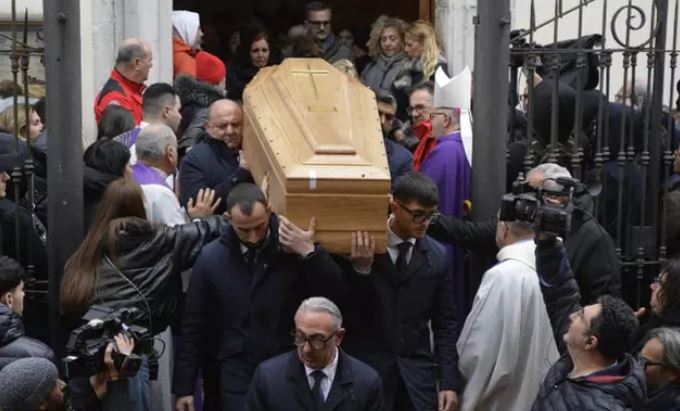 L’addio a Aurora: “Tuo padre cerca giustizia, non vendetta”