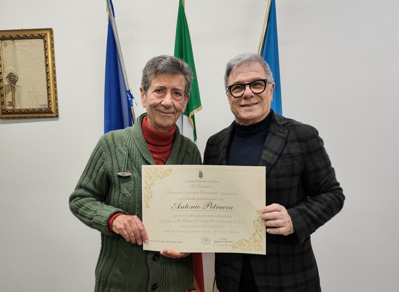 Riconoscimento ad Antonio Petracca per il presepe artistico nel “Salotto della Città”