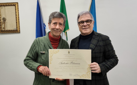 Riconoscimento ad Antonio Petracca per il presepe artistico nel “Salotto della Città”